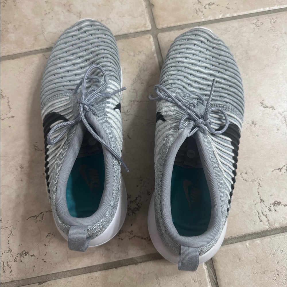 Nike men’s 9.5 tennis shoes. Breathable fabric. GUC
